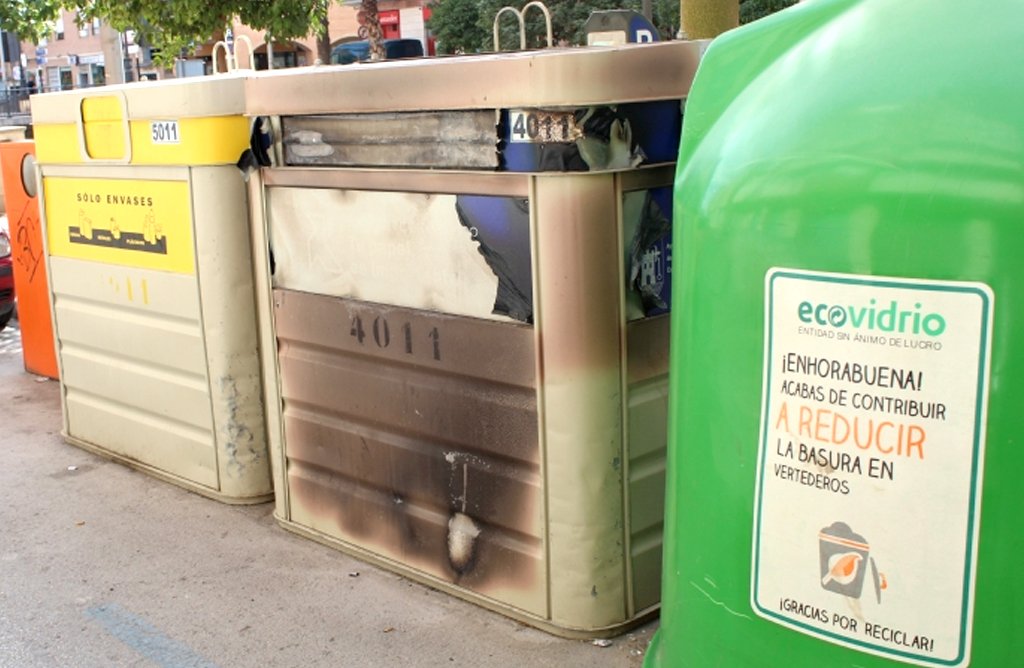 Identificado el autor del incendio de un contenedor de reciclaje de papel en la avenida Rambla de La Santa